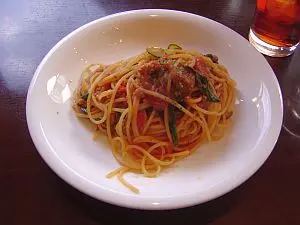 ピリ辛鶏そぼろとトマトの田舎味噌パスタ